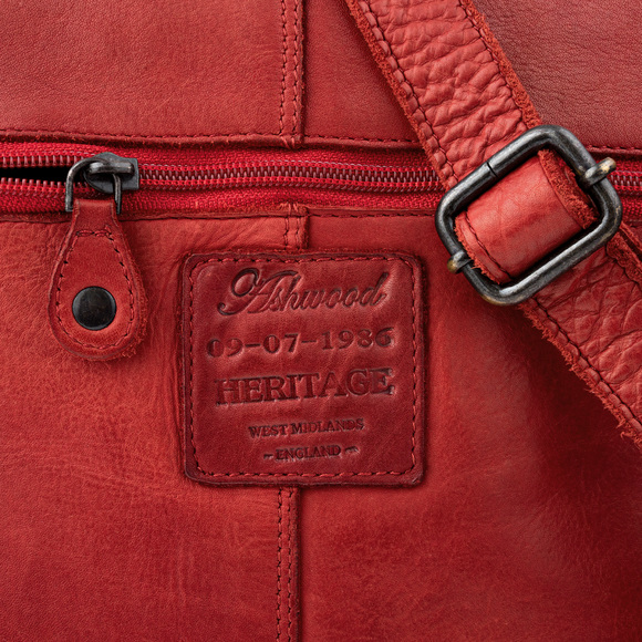 Женская сумка Ashwood Leather D-72 Red. Вид фурнитуры