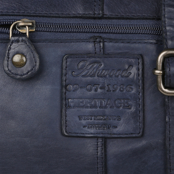 Женская сумка Ashwood Leather D-71 Navy изготовлена из натуральной кожи