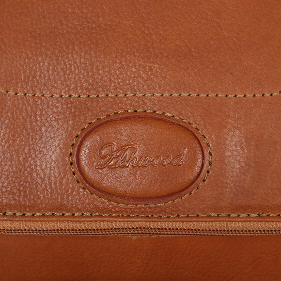 Кожаный несессер Ashwood Leather 8140 Tan. Логотип